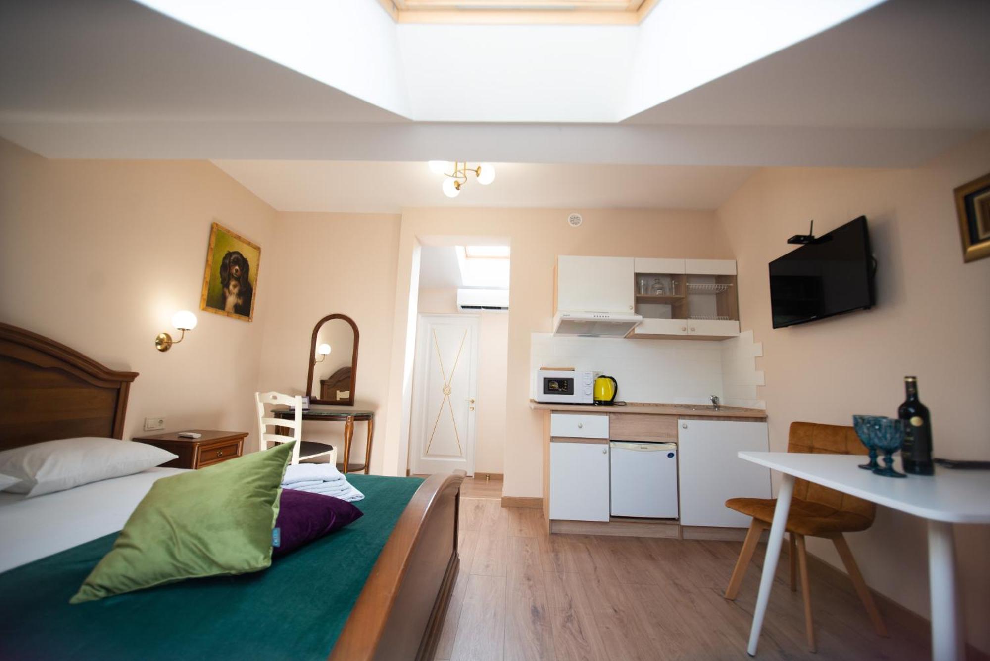 Apart Yaroslava Osmomysla 9 Square - City Center Лвив Стая снимка